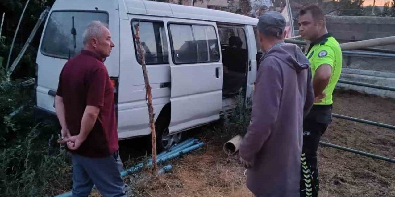 Bahçeden içeri girip alev alan minibüsü ev sahipleri musluk hortumuyla söndürdü