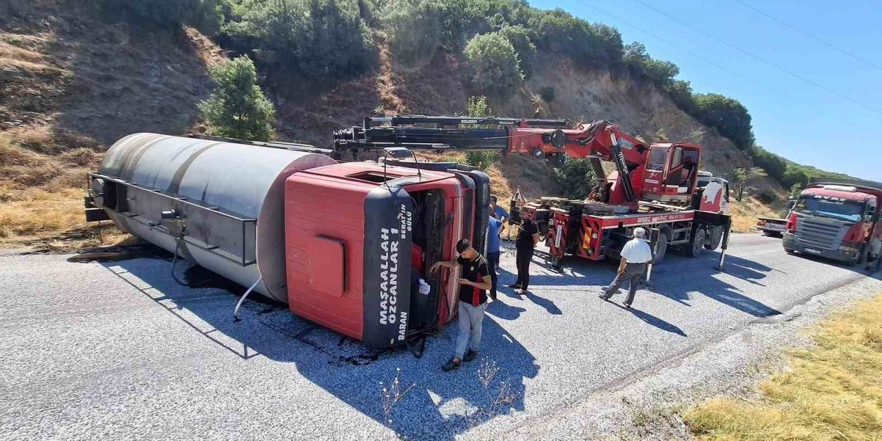 Alaşehir-Eşme yolunda tanker devrildi