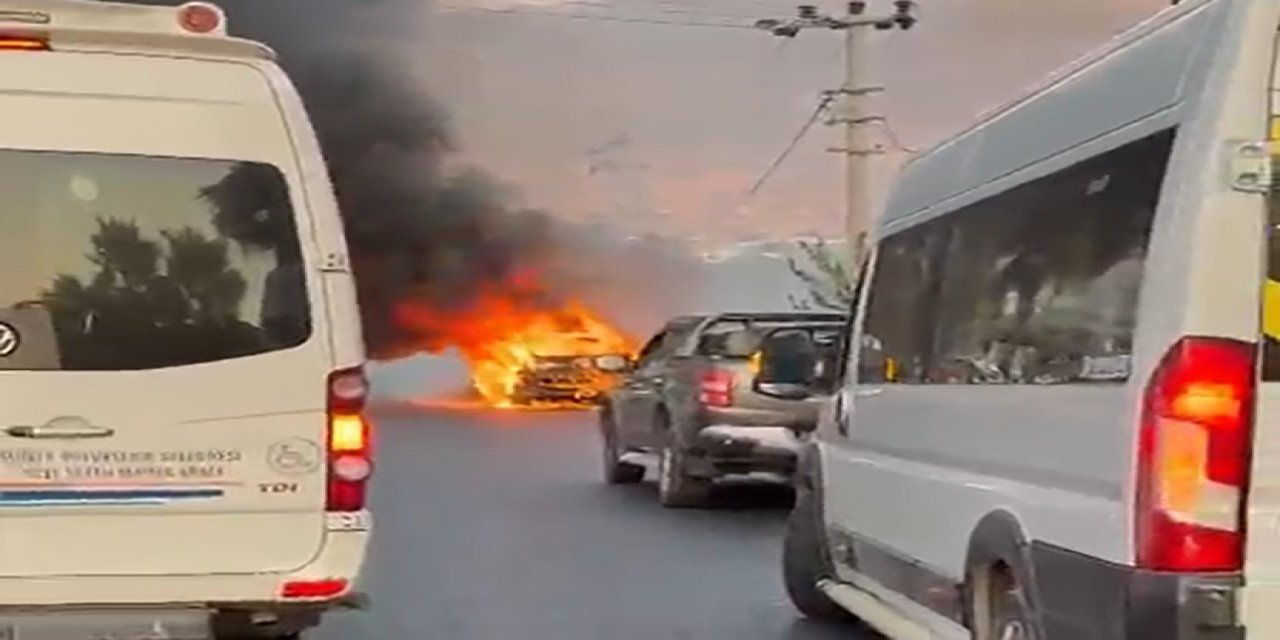 Seyir halinde alev alan araç demir yığınına döndü