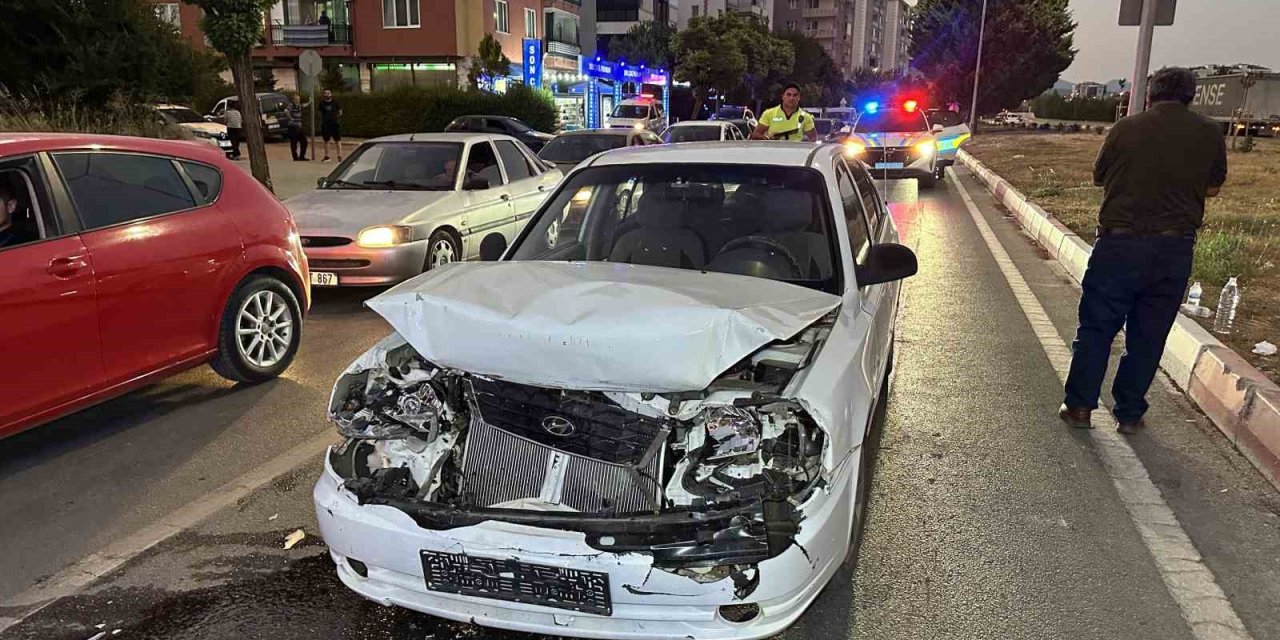 Kırmızı ışıkta bekleyen otomobile çarptı: 3 yaralı