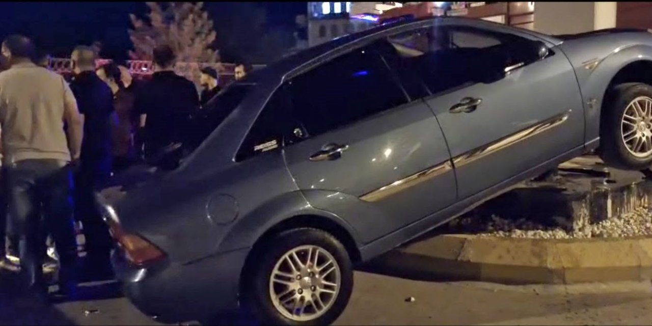 Hisarcık’ta otomobil orta refüje çıktı: Sürücü yaralandı
