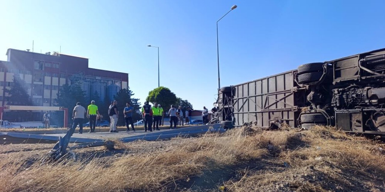 Devrilen otobüste yaralanan 22 kişinin tedavileri devam ediyor