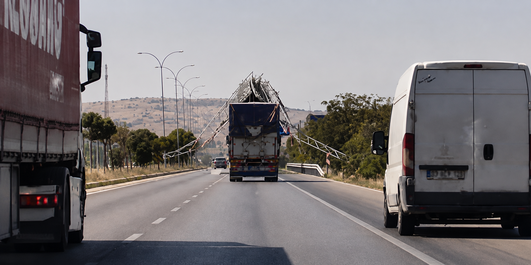 Damperi açık unutulan kamyon yön levhasını yıktı
