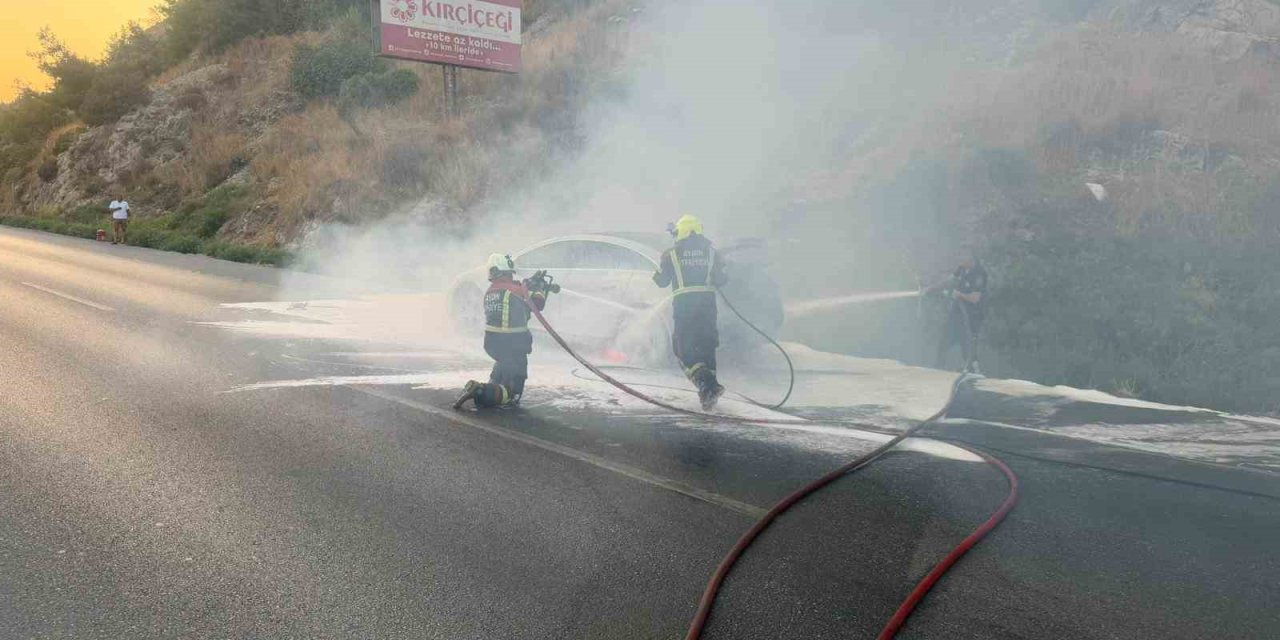 8 milyon TL’lik elektrikli Mercedes oto, seyir halindeyken yanmaya başladı