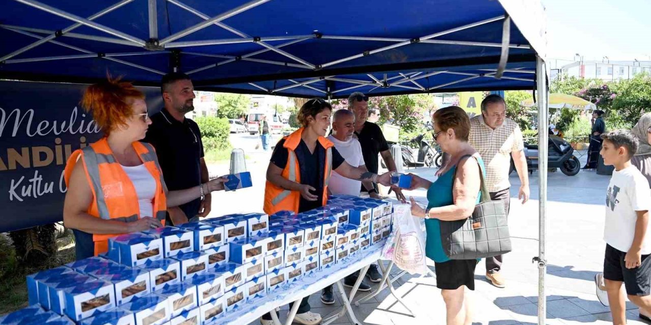 Kuşadası’nda Mevlit Kandili’nde vatandaşlara kandil simidi ikramı