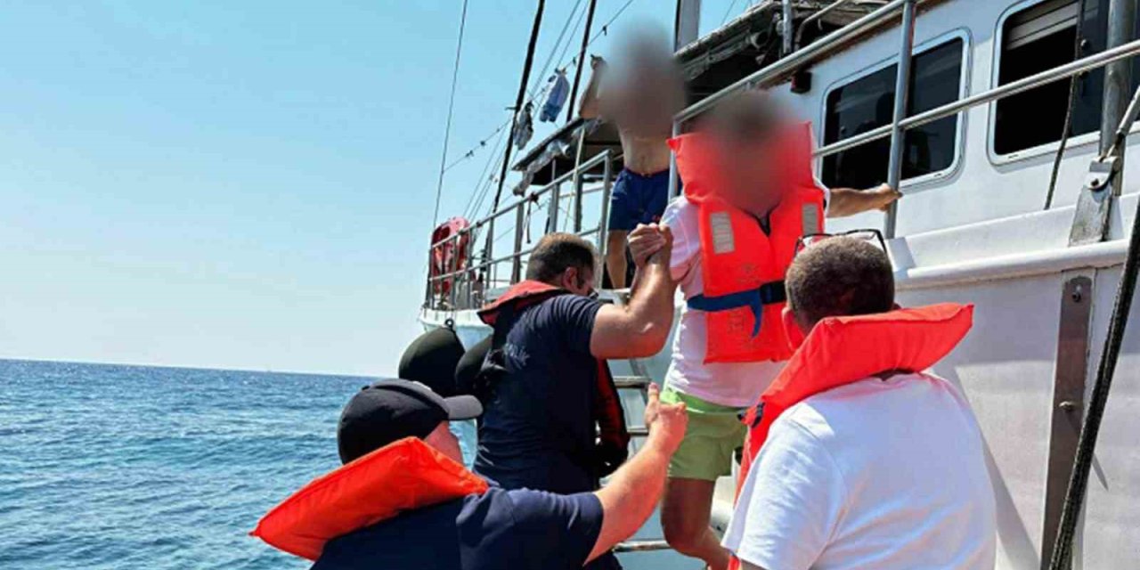 Karaya oturan gezi teknesindeki 11 kişi Sahil Güvenlik tarafından kurtarıldı