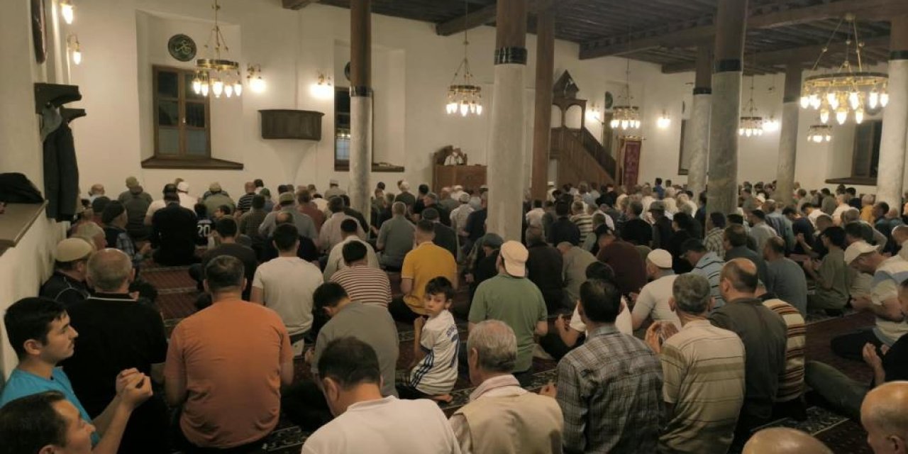 Afyonkarahisar’da Mevlid Kandili huşu içerisinde geçti