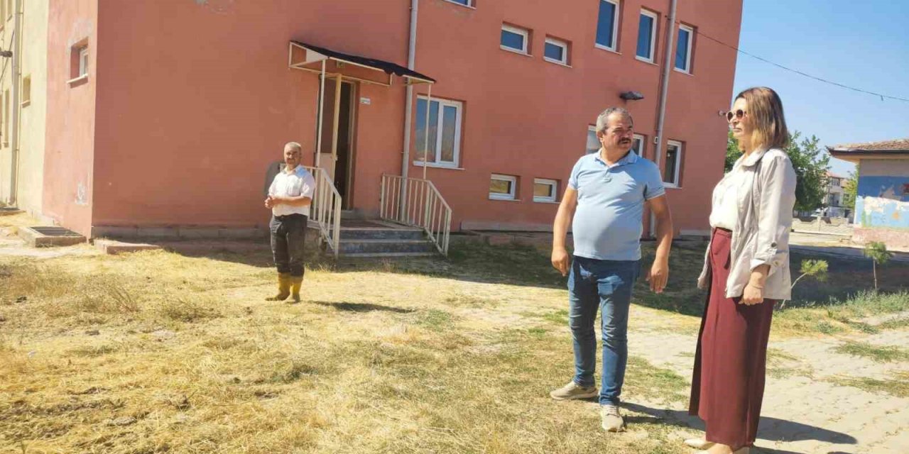 Altıntaş’ta köy okullarında tadilat çalışmaları sürüyor