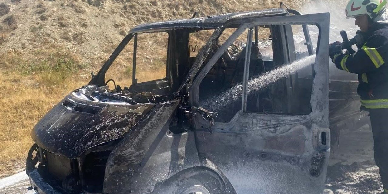 Denizli’de seyir halindeyken alev alan kamyonet kullanılamaz hale geldi