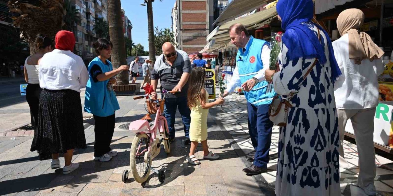 Denizli’de Mevlid Kandili’nde 571 gül dağıtıldı