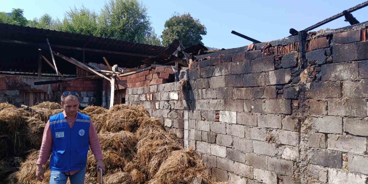 Yangında 500 balya samanı yanan üreticiye Büyükşehir’den destek