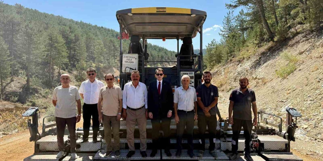 Hisarcık Kızılçukur-Alınören yolunda sıcak asfalt çalışması sürüyor