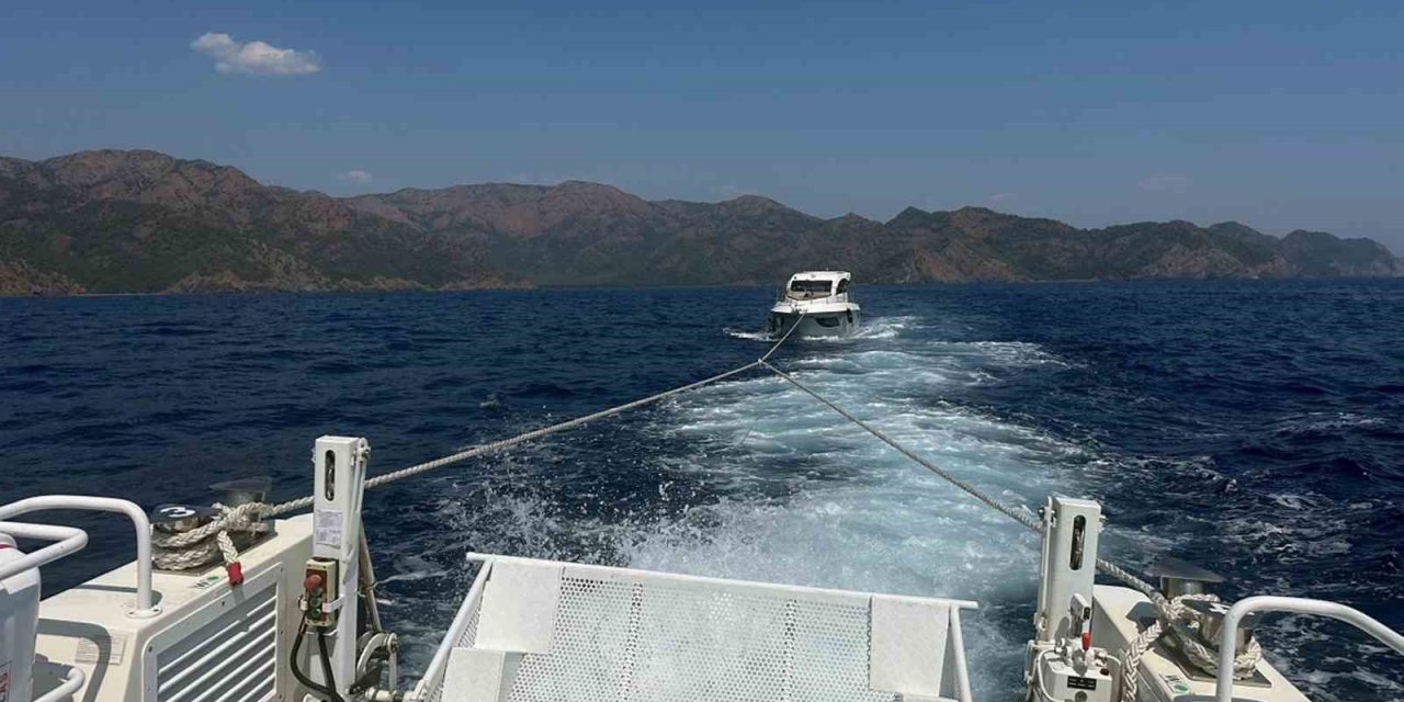 Arıza yapan motor yattaki 7 kişi Sahil Güvenlik ekiplerince kurtarıldı