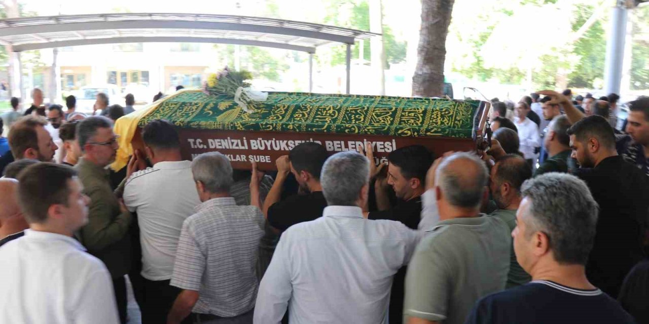 Denizli’de otomobilin çarptığı kadın son yolculuğuna uğurlandı