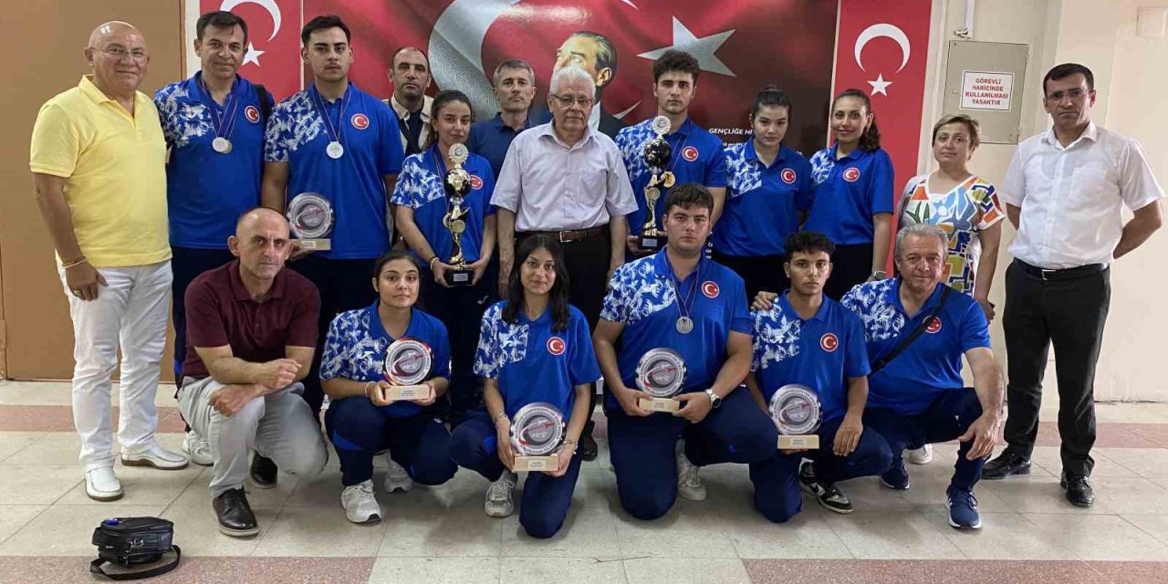 Alaşehirli şampiyonlar Avrupa’dan kupalarla döndü