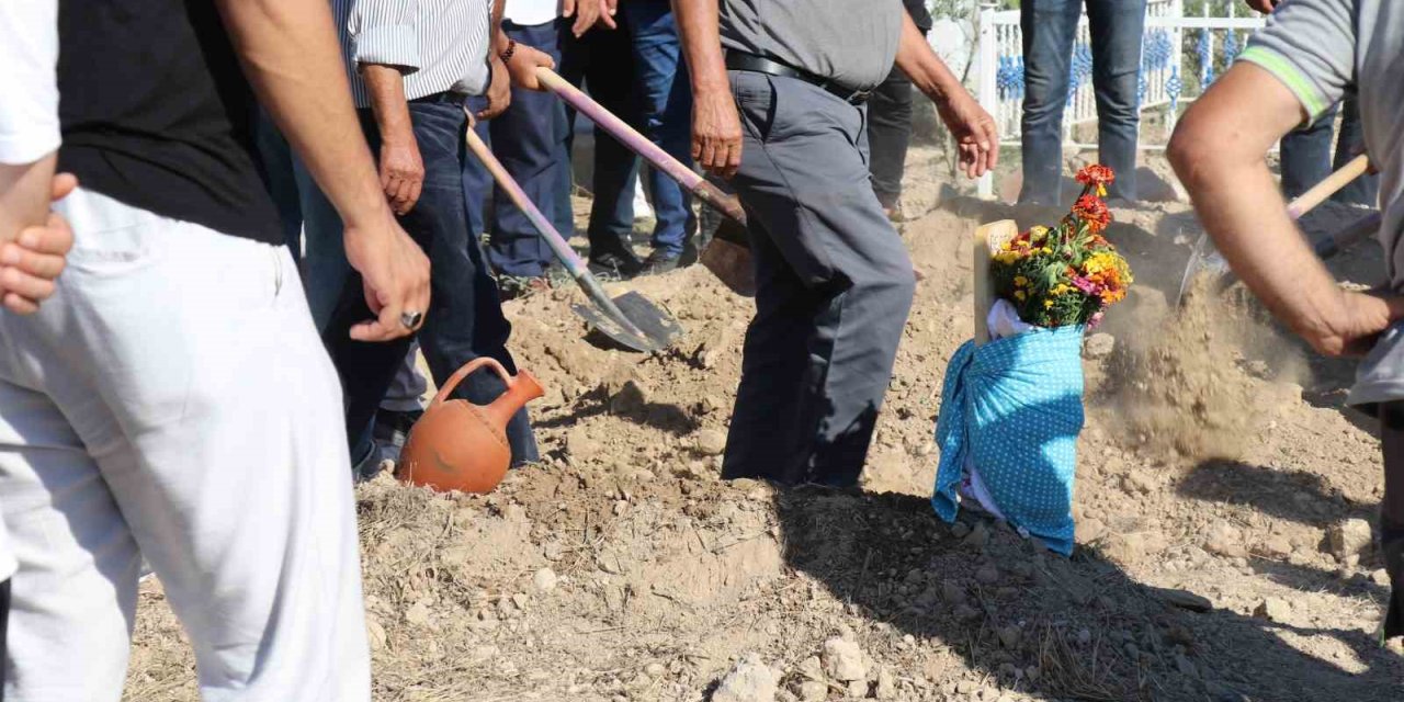 Doğumda annesiyle birlikte ölen Güney’in kundağı mezar taşına sarıldı