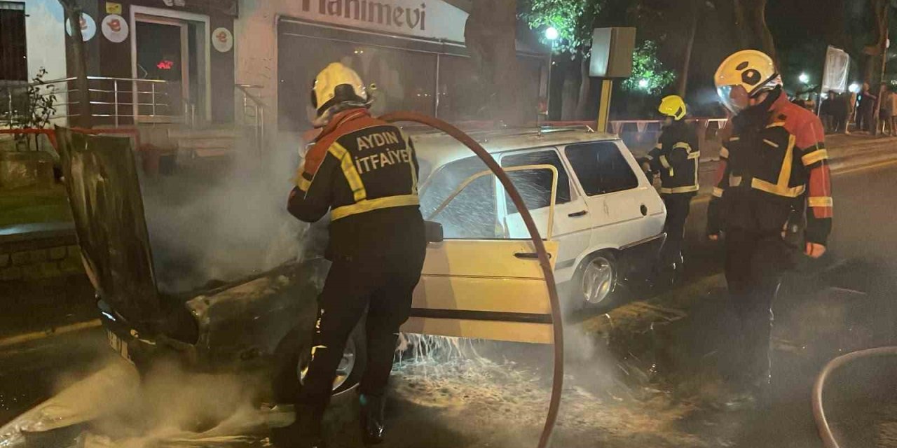 Seyir halindeyken alev alan otomobil, kullanılamaz hale geldi