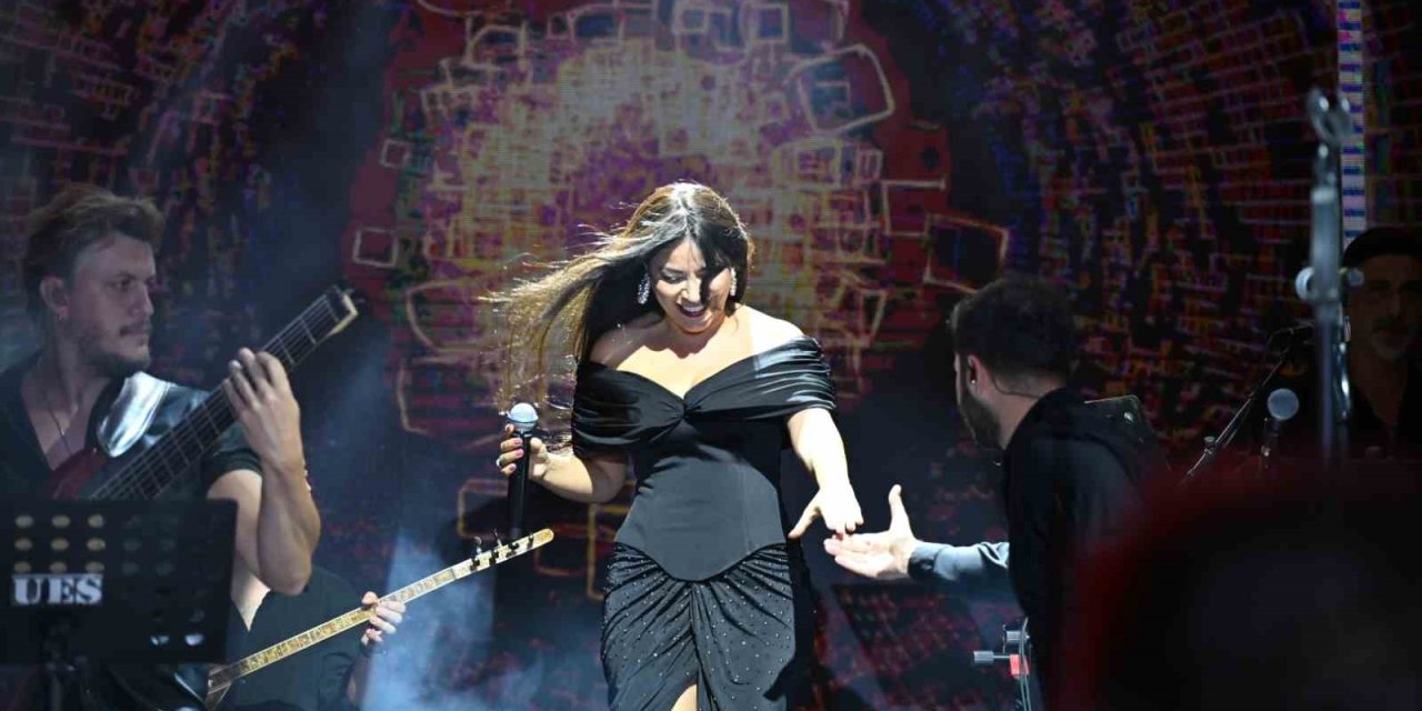 Demirci Kurtuluş Festivalinde sanatçı Zara sahne aldı
