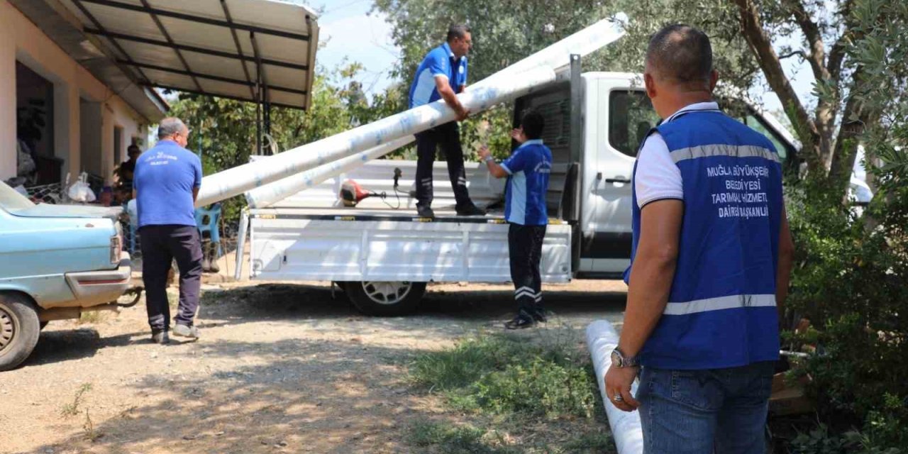 Muğla Büyükşehir’den sel mağduru üreticilere sera naylonu desteği