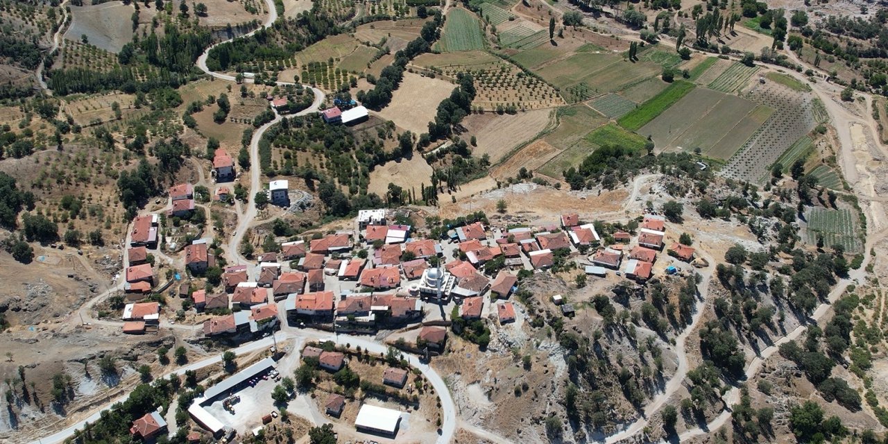 Demirci’de konforlu ulaşım için 45 kilometrelik yol yenileniyor