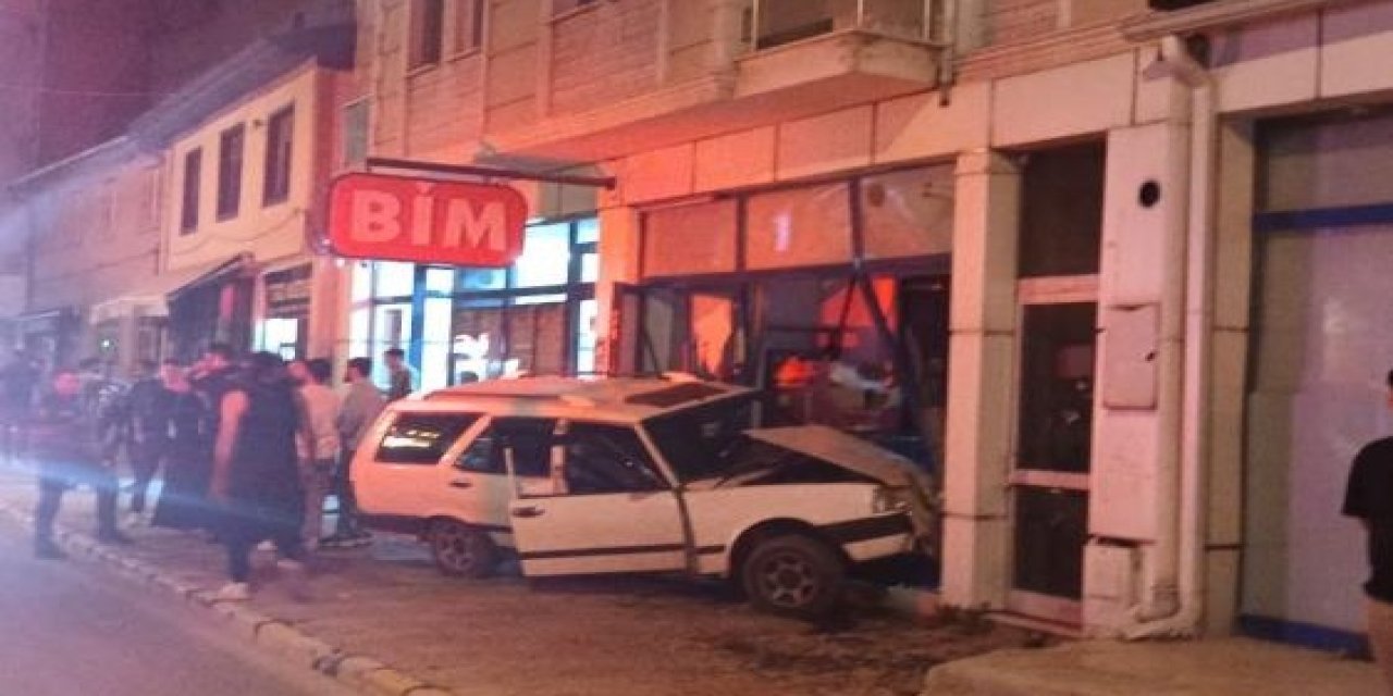 Otomobilin zincir markete daldığı anlar kamerada