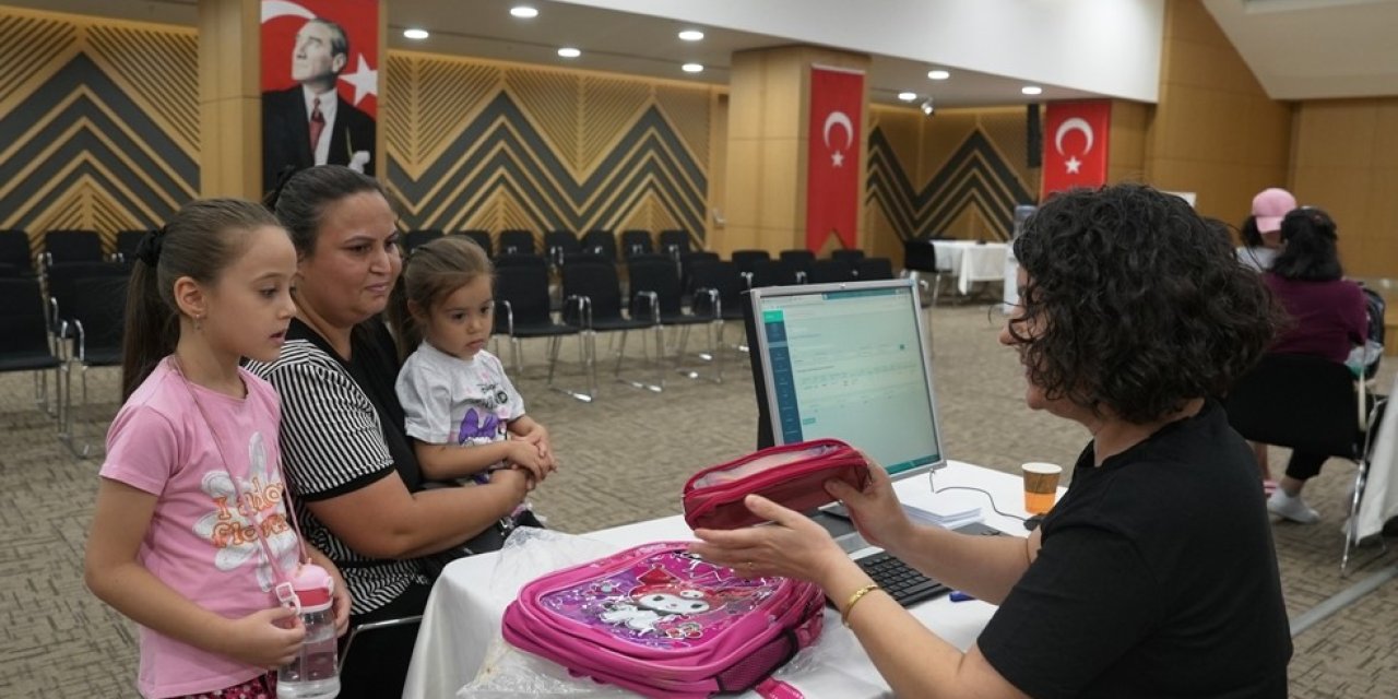 Denizli Büyükşehir miniklerin okul heyecanına ortak oluyor