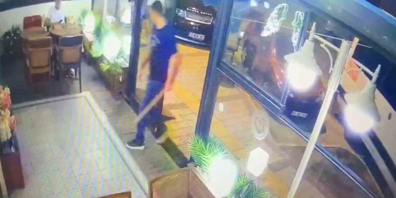 Sopayla öldüresiye dövdü, ilginç saldırı kameralara yansıdı