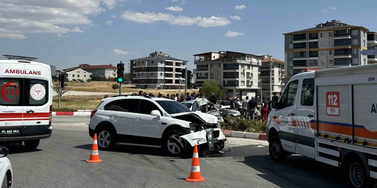 Uşak’ta otomobil ile cip çarpıştı: 3 yaralı