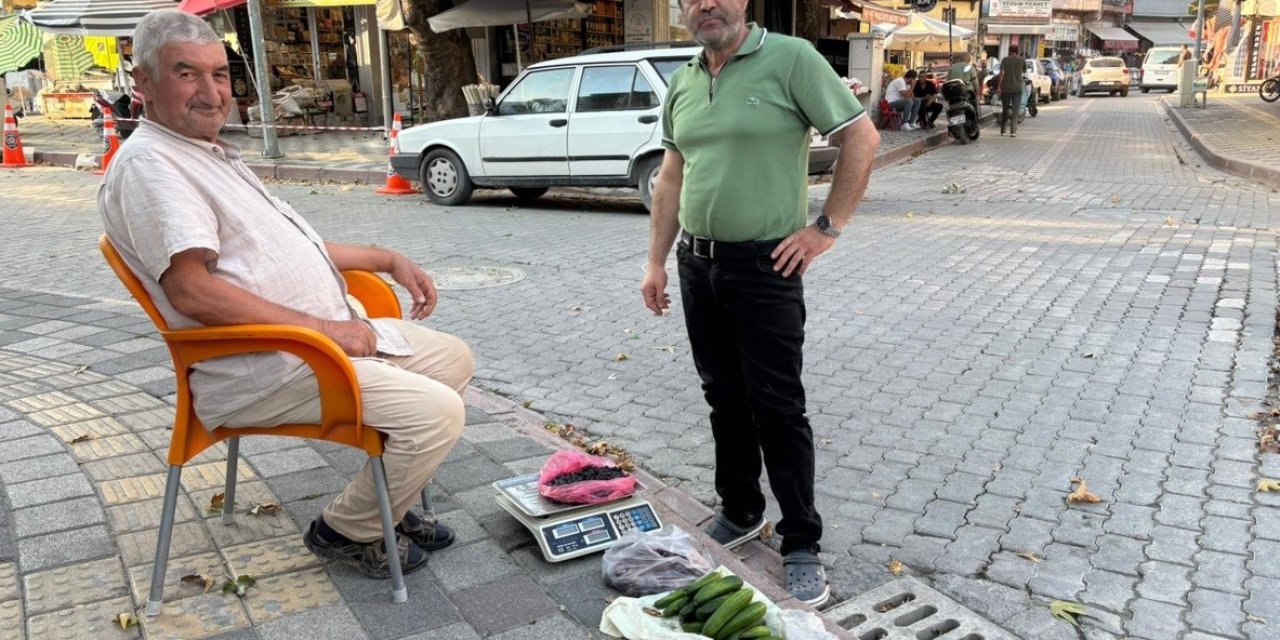 Yaşına rağmen tarlasında yetiştirdiği doğal ürünleri pazarda satıyor
