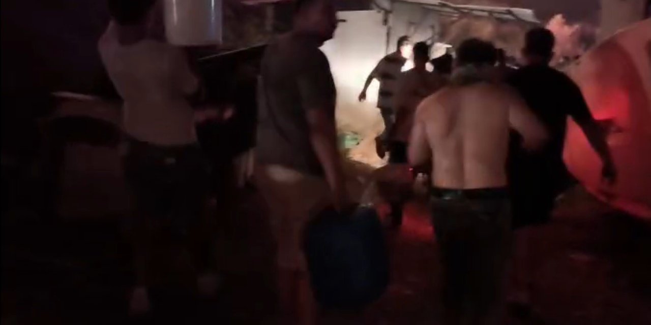 Alevleri söndürmek için kovalarla su taşıdılar