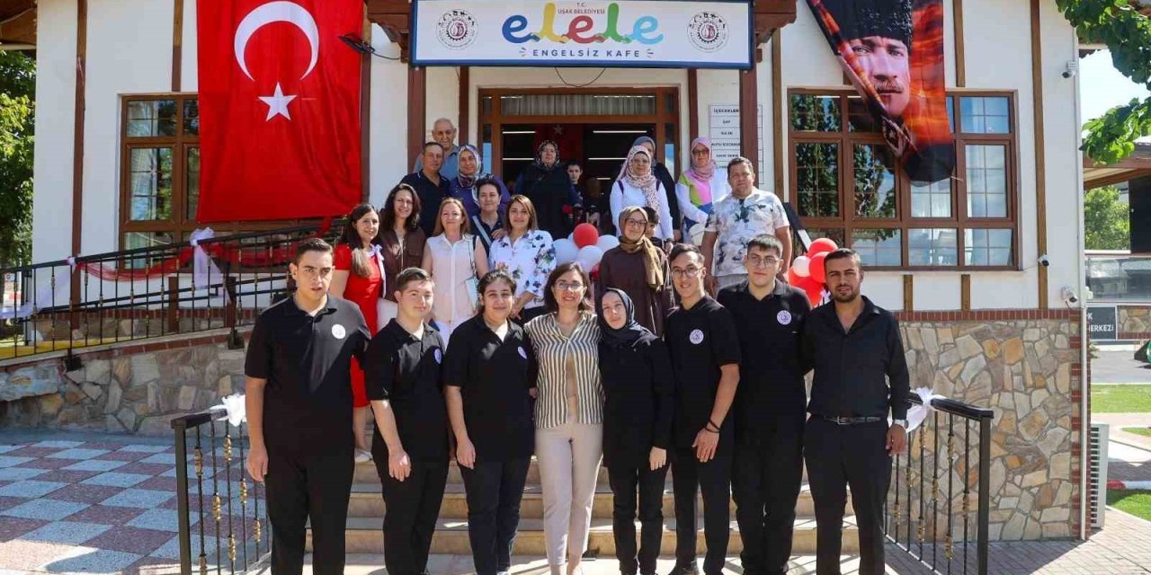 Uşak Belediyesi özel bireyleri iş hayatına kazandıran kafeyi hizmete açtı