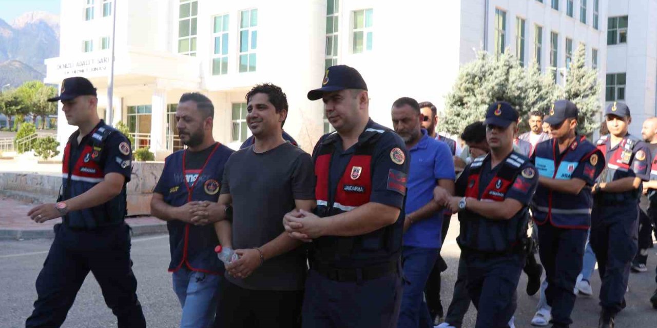 Sırıtarak girdiği adliye binasından tutuklanarak çıktı