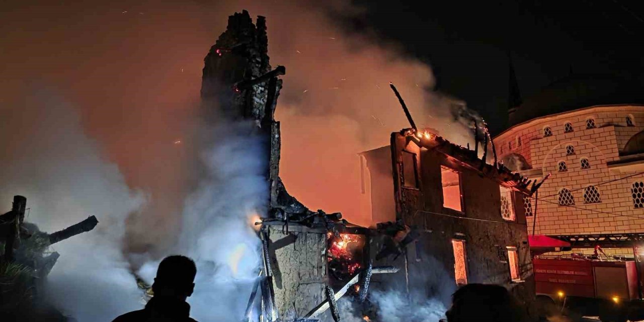 Kütahya’da korkutan yangın: Ahşap ev ve samanlık tamamen yandı