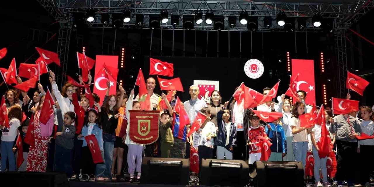 Zafer coşkusu bando ve halk oyunları gösterileri ile taçlandı