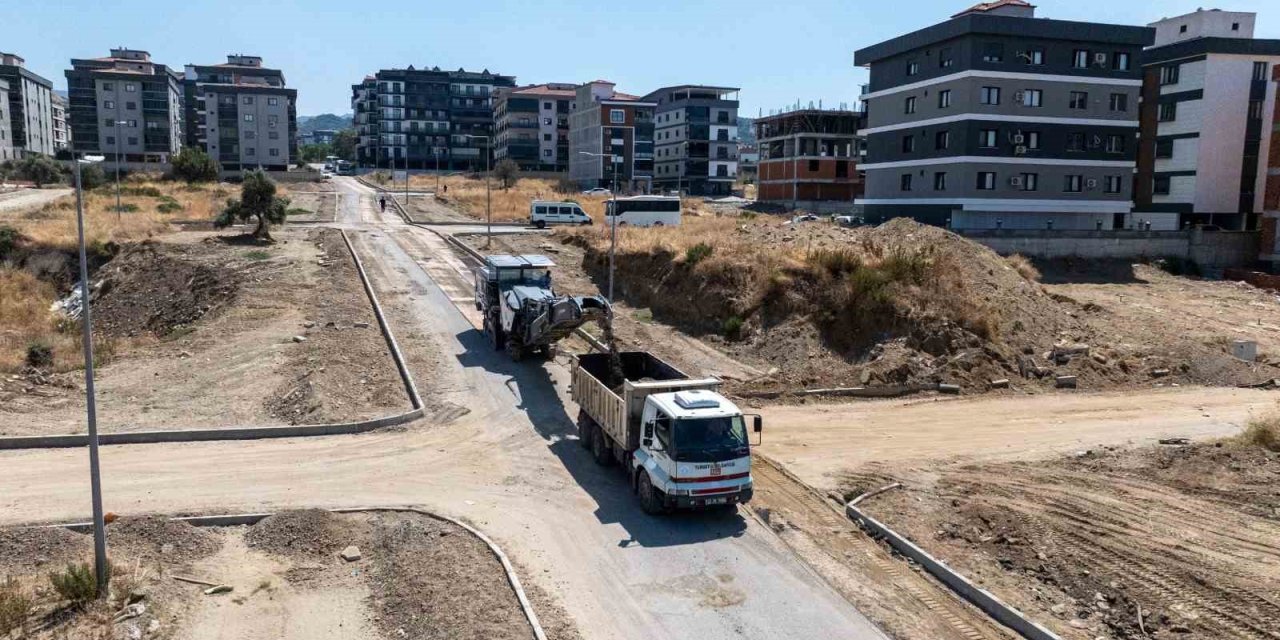 Turgutlu’da 2 kilometrelik yol sıcak asfaltla yenileniyor