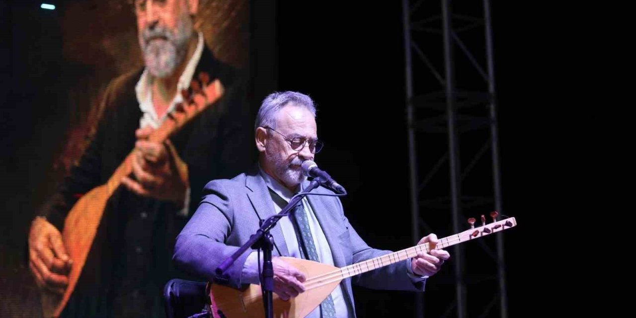 Yunusemre’de 30 Ağustos coşkusu Tolga Çandar’ın türküleriyle taçlandı
