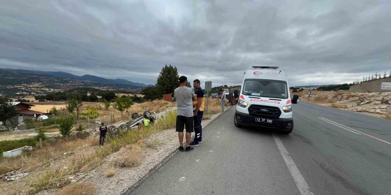 Emet-Hisarcık yolunda traktör ile hafif ticari araç çarpıştı: 2 yaralı