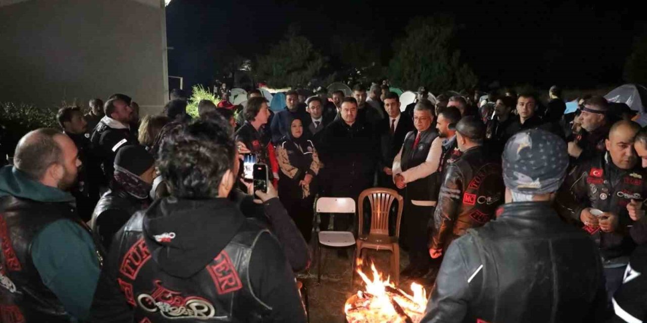 Vali Işın, Dumlupınar’daki Zafer Kampı’nda gençlerle buluştu
