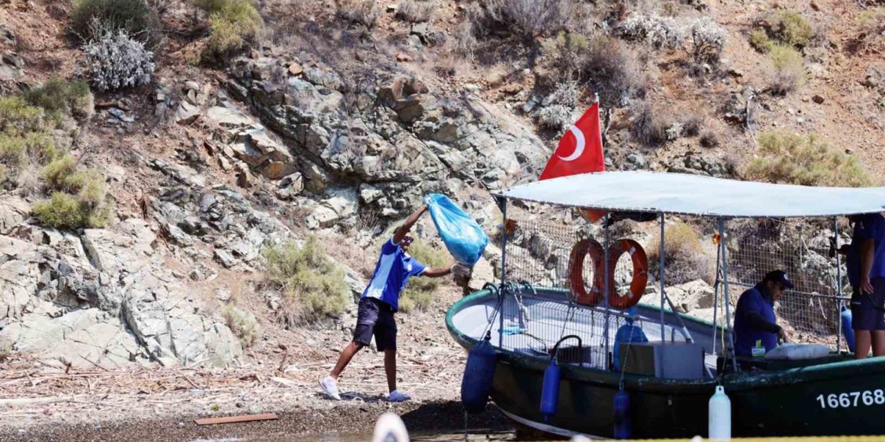 Yeşil ile mavinin buluştuğu koylardan 11 yılda 306 ton çöp toplandı