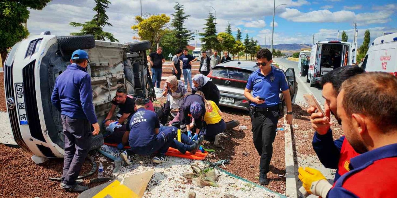 Otomobillerin çarpıştığı kazada 7 kişi yaralandı