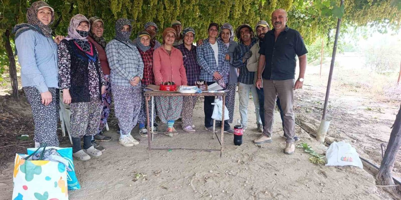 Manisa’da çiftçiden tarım işçisine üzüm bağında doğum günü sürprizi