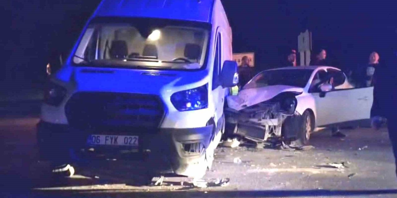 Hisarcık’ta otomobil ile minibüs çarpıştı: 3 yaralı
