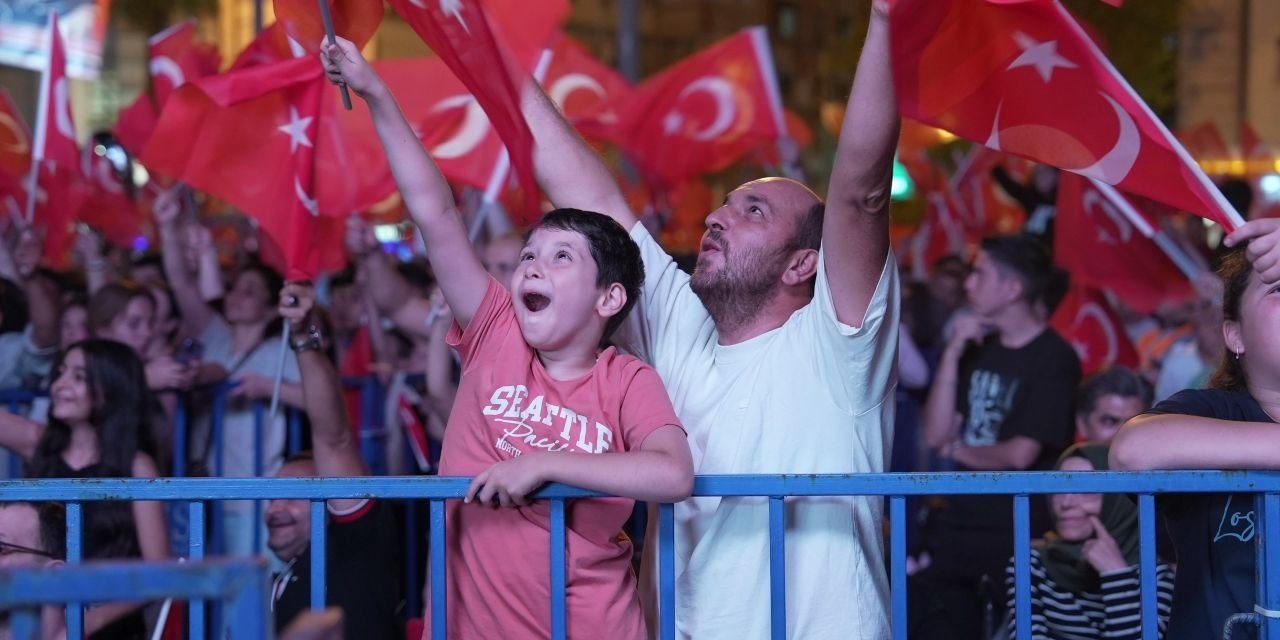 Denizli’de 30 Ağustos coşkusu Sagopa ile zirveye tırmandı