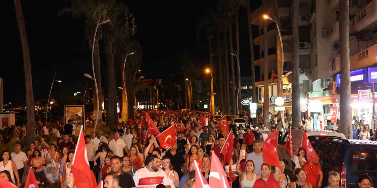 Marmaris’te sessiz fener alayı