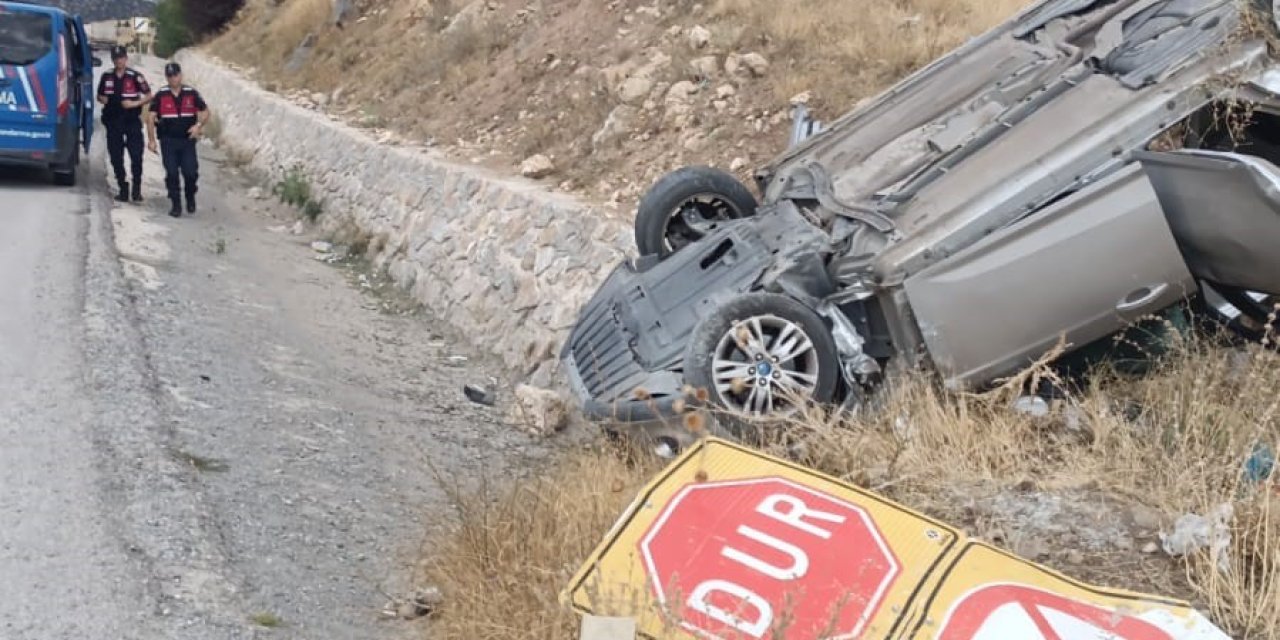 Refüje devrilen otomobilde 2 kişi yaralandı