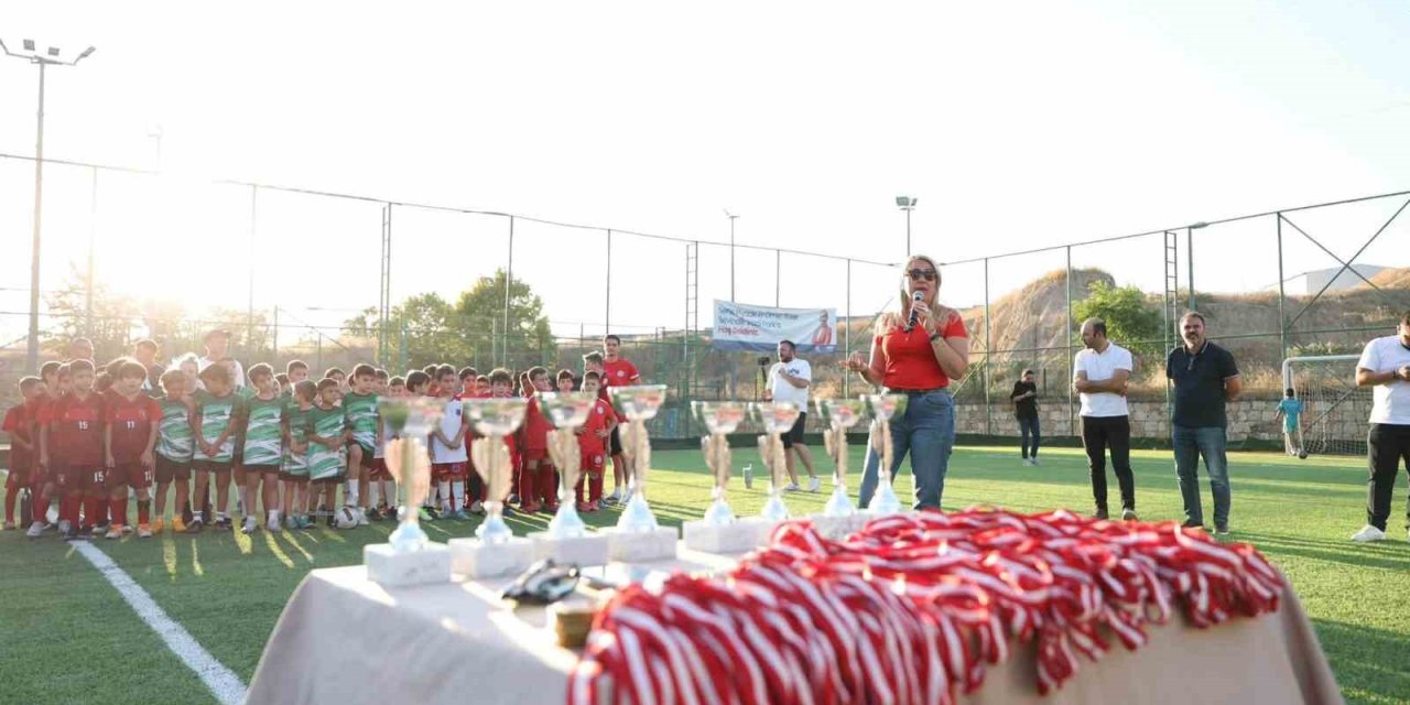 Merkezefendi’de  turnuva şampiyonlarına ödülleri verildi