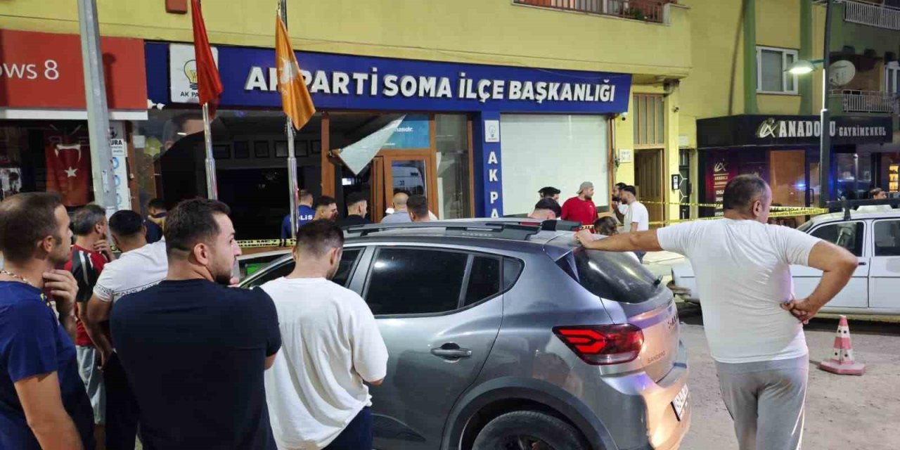 Otomobil AK Parti ilçe binasına daldı