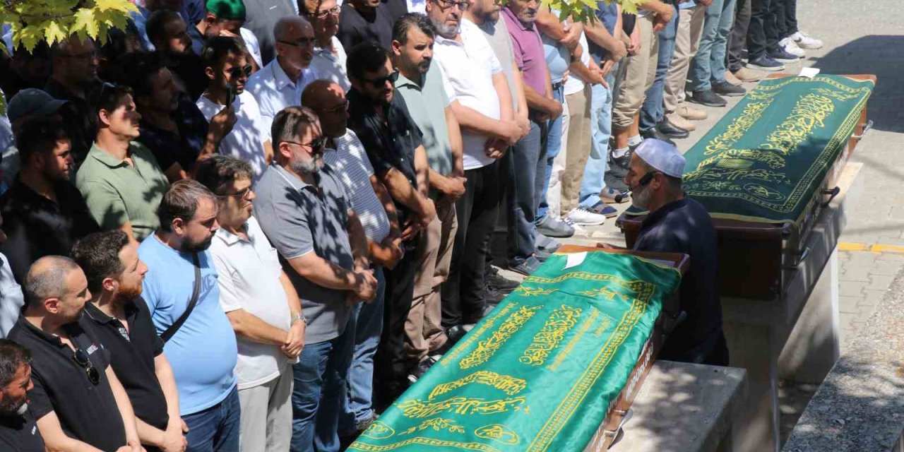 Kazada ölen genç annesinin mezarına, acısına dayanamayan babası ise yanlarına defin edildi