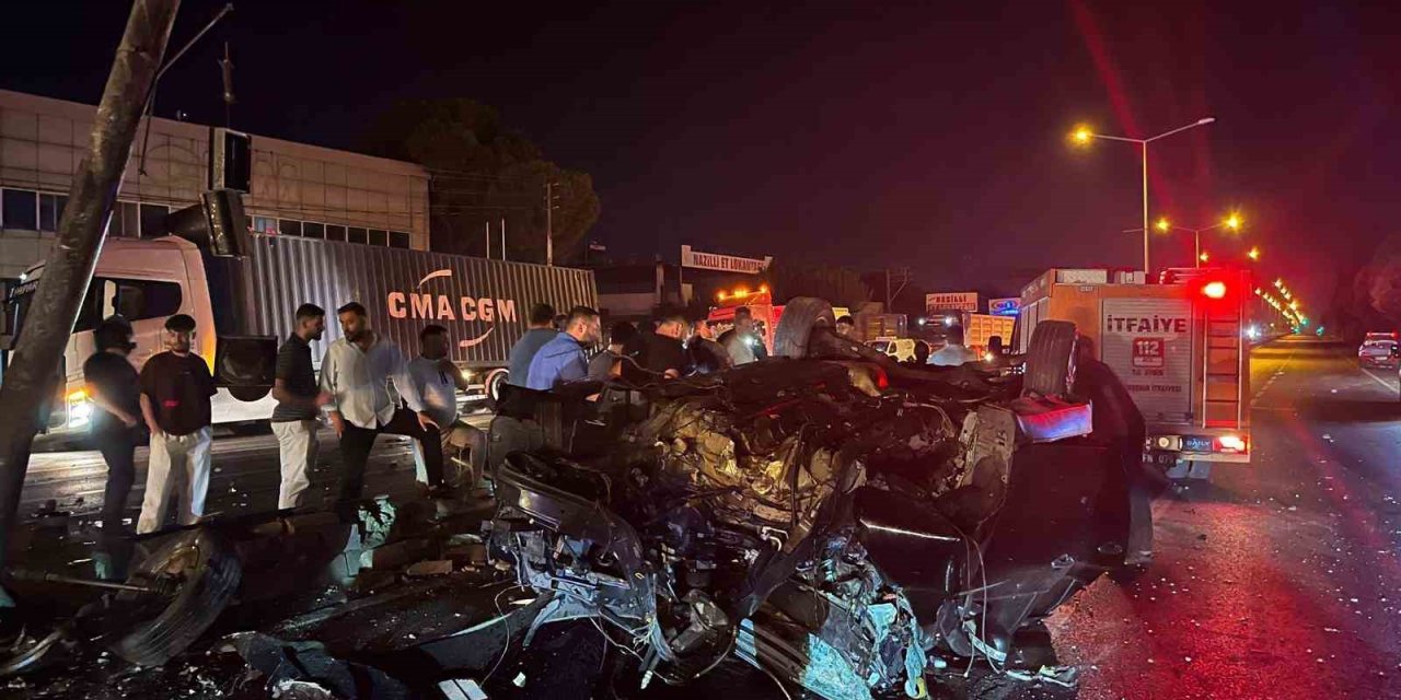 Aydın’da direğe çarpan otomobil paramparça oldu: 4 yaralı