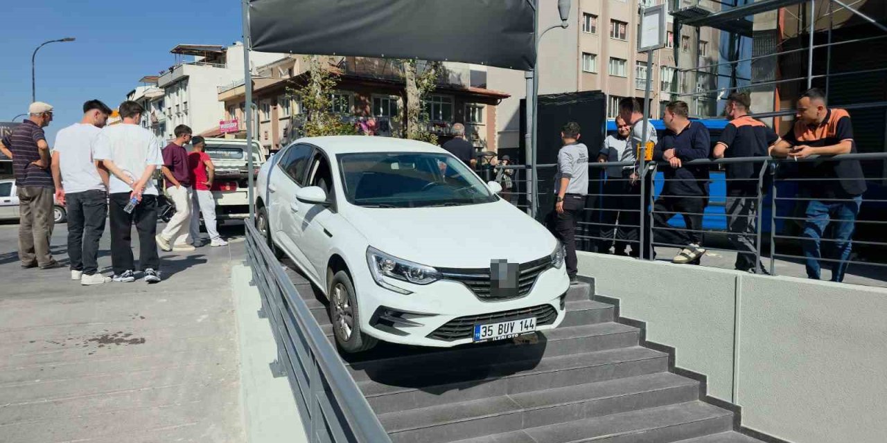 Kütahya’da ilginç kaza: Otomobil marketin merdivenlerinde asılı kaldı